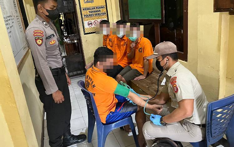 Petugas Kesehatan Polres Seruyan Cek Kondisi Tahanan