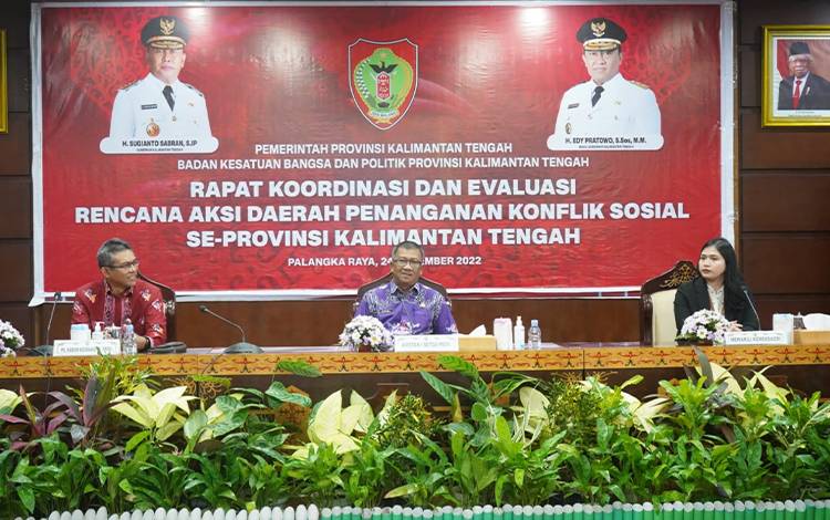 Asisten PemKesra Setda Provinsi Kalteng, Katma F. Dirun (tengah) bersama Plt Kepala Badan Kesatuan Bangsa dan Politik Provinsi Kalteng Akhmad Husain (kiri) dan Analis Kebijakan Ahli Muda Mounda Grestina Yoland (kanan) di Aula Eka Hapakat, Kamis, 24 November 2022. (FOTO: IST)