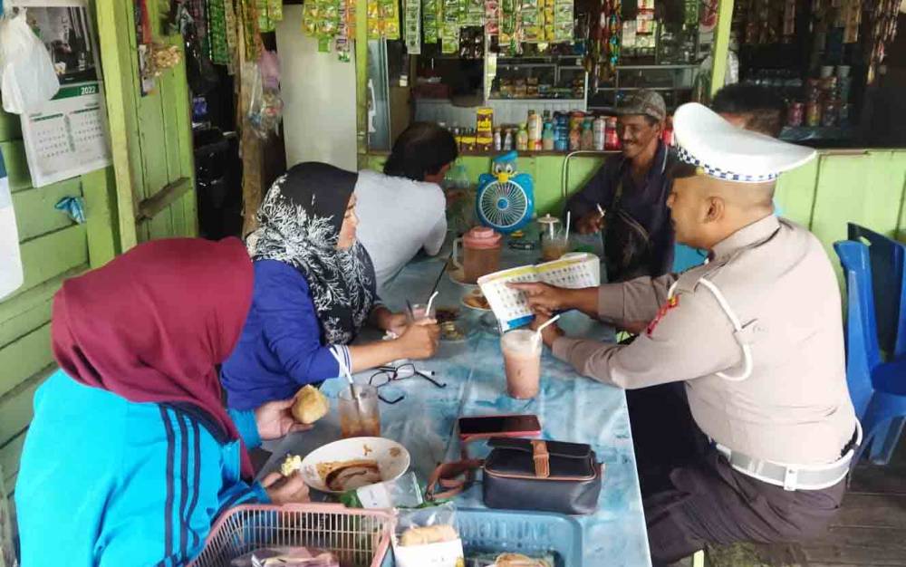 Sambil Ngopi, Anggota Satlantas Polres Seruyan Sosialisasikan Tertib Lalu Lintas