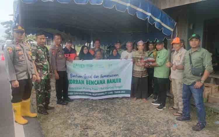 Bantuan Sosial Bagi Warga Terdampak Banjir Juga Disalurkan PT. MKM di Desa Tumbang Nusa