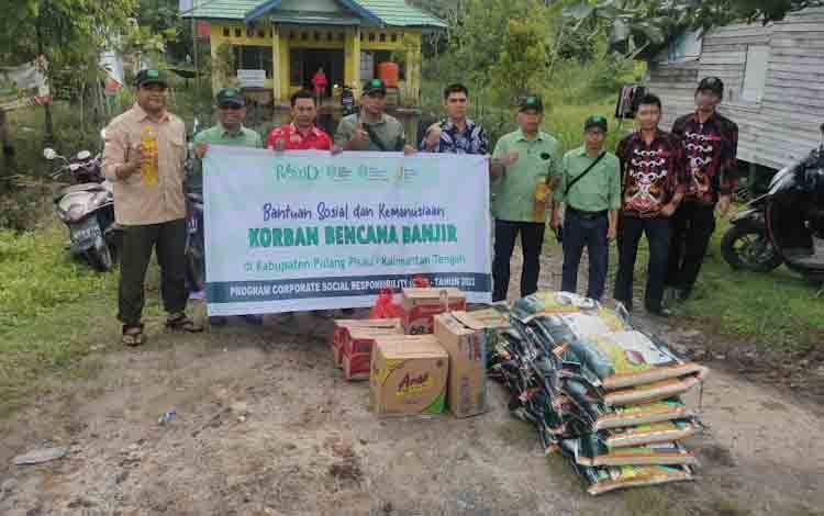 Paket Bantuan Sosial Diserahkan PT. MKM pada Warga Terdampak Banjir di Desa Pilang?