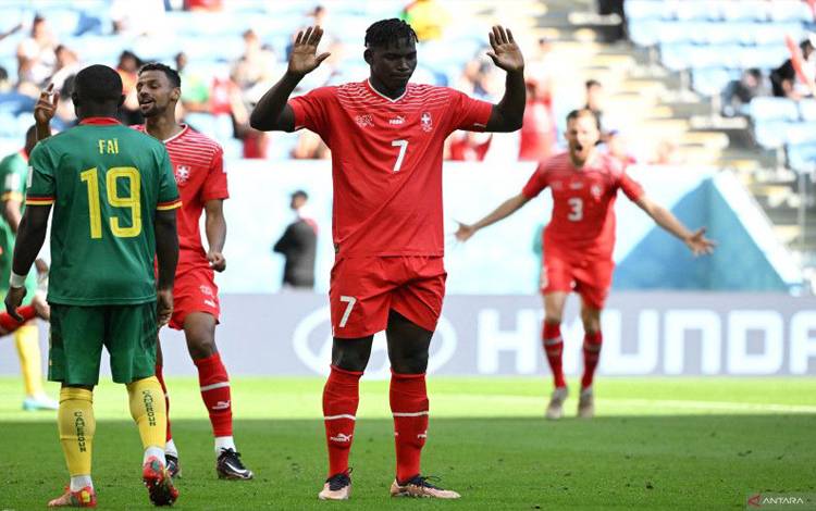 Pemain Swiss Breel Embolo (tengah) tidak melakukan selebrasi setelah mencetak gol ke gawang Kamerun dalam pertandingan Grup G Piala Dunia 2022 di Al-Janoub Stadium, Doha pada 24 November 2022. ANTARA/AFP/FABRICE COFFRINI