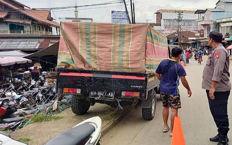 Kapolsek Dusun Tengah Pimpin Anggota Urai Kemacetan di Jembatan Ampah