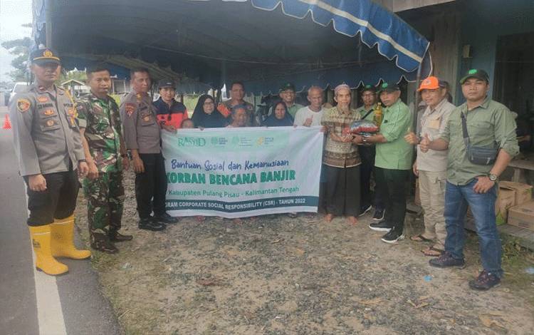 PT SSMS Group Salurkan Bantuan Korban Banjir Pulang Pisau