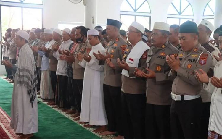 Polres Kapuas Gelar Salat Gaib dan Doa Bersama untuk Korban Bencana Alam di Cianjur