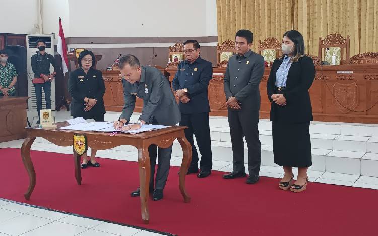 Bupati Gunung Mas Tandatangani Kesepakatan Bersama Terkait 5 Raperda