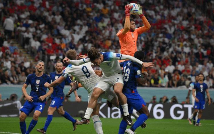 Kiper Amerika Serikat Matt Turner melakukan penyelamatan pada laga penyisihan Grup B Piala Dunia antara Amerika Serikat melawan Inggris di Stadion Al-Bayt. (25/11/2022) (AFP/PAUL ELLIS)