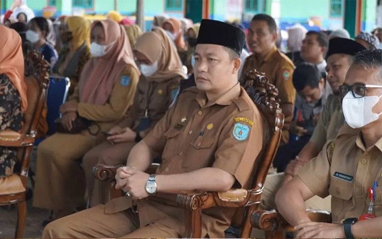 Ketua BNK Lamandau Riko Porwanto saat menghadiri peresmian Sekolah Islam Terpadu Al Huda, Nanga Bulik. (FOTO : HENDI NURFALAH)?