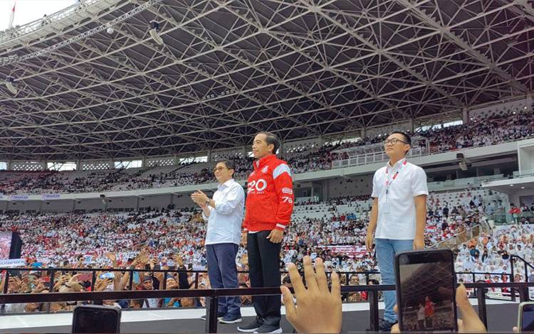 Jokowi Layani Permintaan Foto Bersama Relawan Nusantara Bersatu