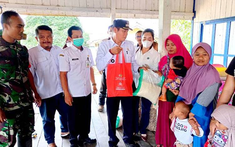 Pemdes Bukit Sawit Salurkan Program PMT Balita, Ibu Hamil dan Ibu Menyusui