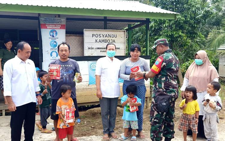 Danramil 1013-05 Gunung Purei Lettu Inf Jinal saat menyerahkan bantuan makanan tambahan untuk, Sabtu, 26 November 2022. (FOTO: DHANI)