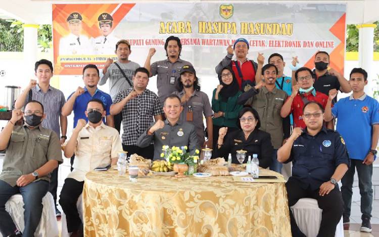Bupati Gunung Mas Jaya S Monong (tengah) bersama dengan Wakil Bupati Gunung Mas Efrensia L.P Umbing, Asisten II Setda Richard F.L, Kepala Diskominfosantik Ruby Haris dan wartawan setempat. (FOTO: DISKOMINFOSANTIK GUMAS)