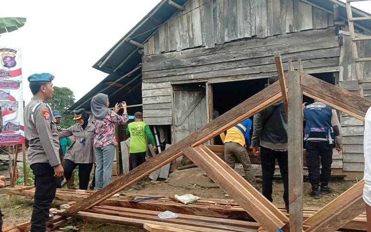 Polsek Teweh Tengah Perbaiki Rumah Triono Yang Nyaris Roboh
