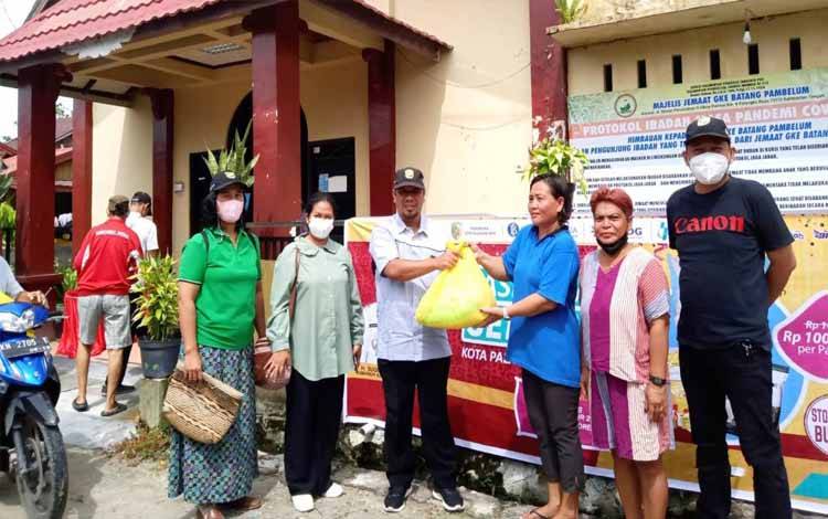 700 Paket Sembako Murah Diborong Habis Warga Kelurahan Menteng