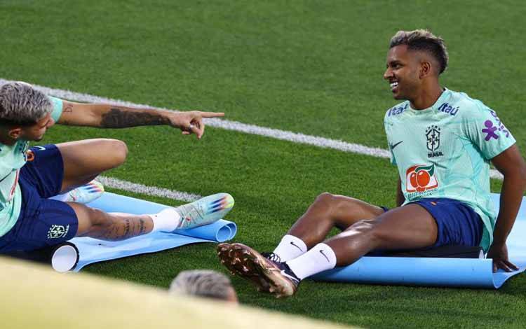 Pemain Brazil Rodrygo saat latihan di Al Arabi SC Stadium, Doha, Qatar, 21 November 2022. (REUTERS/Bernadett Szabo)
