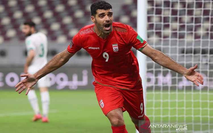 Arsip - Penyerang tim nasional Iran Mehdi Taremi merayakan golnya ke gawang Irak dalam lanjutan putaran ketiga kualifikasi Piala Dunia 2022 zona Asia di Stadion Internasional Khalifa, Doha, Qatar, Selasa (7/9/2021). (ANTARA/AFP/Karim Jaafar)