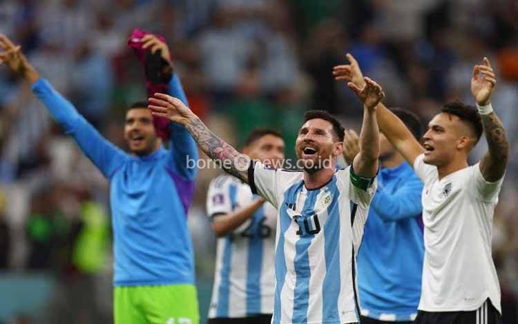 Lionel Messi merayakan kemenangan Argentina atas Meksiko bersama rekan-rekan satu tim usai laga kedua tim di Stadion Lusail, Lusail, Qatar, 26 November 2022. (REUTERS/KAI PFAFFENBACH)