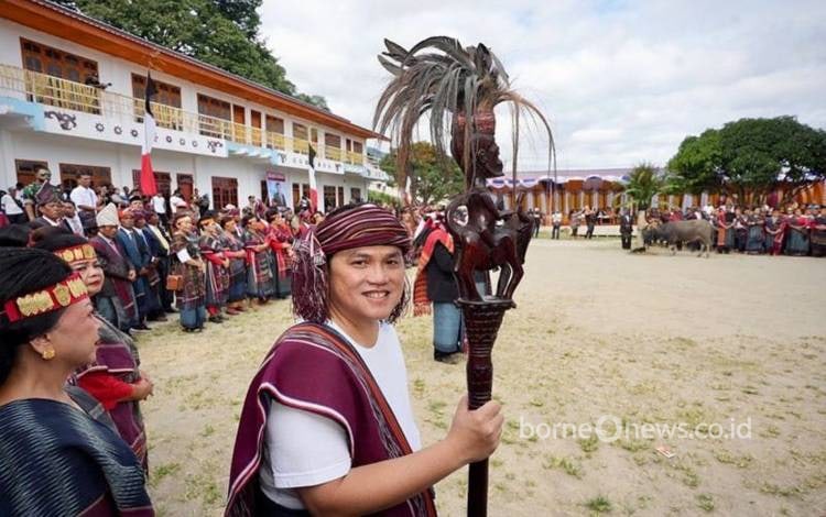 Menteri BUMN Erick Thohir resmi menyandang marga Sidabutar dan juga resmi menjadi bagian dari suku Batak, Sumatera Utara. (ANTARA/HO-Instagram Erick Thohir)