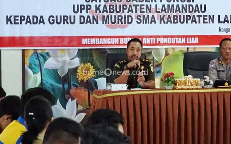 Kasi Intel Kejari Lamandau, Bersi Prima menjelaskan peran dan fungsi Satgas Saber Pungli saat melakukan sosialisasi di Aula Kantor Inspektorat. (FOTO : HENDI NURFALAH)