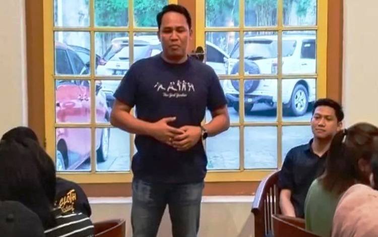 Bupati Hendra Lesmana saat ramah tamah dengan Himpunan Mahasiswa Lamandau di Semarang. (FOTO : HENDI NURFALAH)