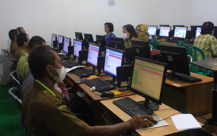 Calon PPPK formasi guru kategori P2 dan P3 di Palangka Raya menjalani tes. (FOTO: HENDRI)