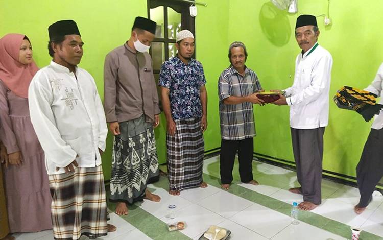 Usai melaksanakan kegiatan pembinaan komunitas mualaf di Kecamatan Sematu Jaya, MUI setempat memberikan bantuan berupa seperangkat alat salat. (FOTO : HENDI NURFALAH)
