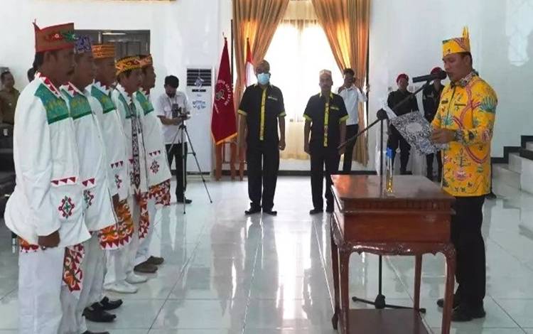 Bupati Lamandau Lantik 5 Damang Kepala Adat