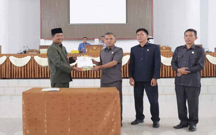 Sekda Seruyan Djainuddin Noor bersama Ketua DPRD Seruyan Zuli Eko Prasetyo dan unsur pimpinan lainnya pada Rapat Paripurna, Senin, 28 November 2022 ( Foto: ist)