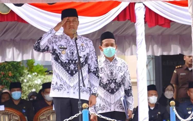 Bupati Lamandau Hendra Lesmana saat memimpin upacara peringatan Hari Guru Nasional Ke-77. (FOTO : HENDI NURFALAH)