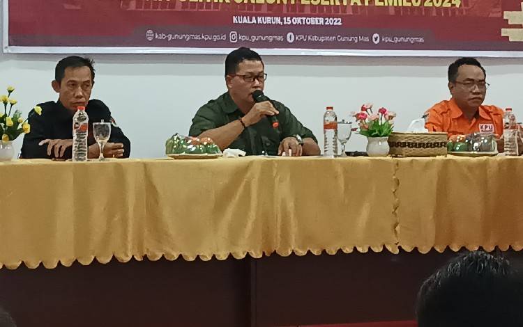 Anggota KPU Gumas Divisi Sosialisasi, Pendidikan Pemilu, Parmas dan SDM, Sukjani (kiri), Anggota KPU Divisi Hukum dan Pengawasan Yepta H. Jinal (tengah), dan Anggota KPU Gunung Mas Divisi Teknis Penyelenggara Elfrinst Gunandry Tumon (kanan). (FOTO: RISKA YULYANA)?