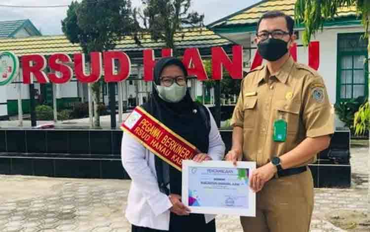Plt Direktur RSUD Hanau dr Atet Kurniadi, menyerahkan penghargaan kepada kepada pegawai berkinerja baik untuk bulan Oktober (FOTO: RSUD Hanau)