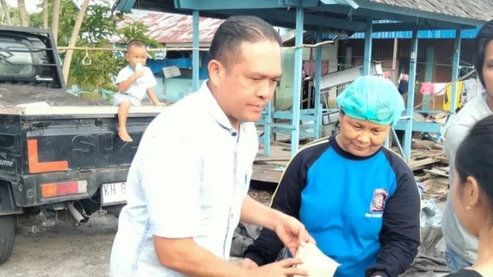 Anggota DPRD Palangka Raya Ini Berbagi Makanan untuk Korban Banjir