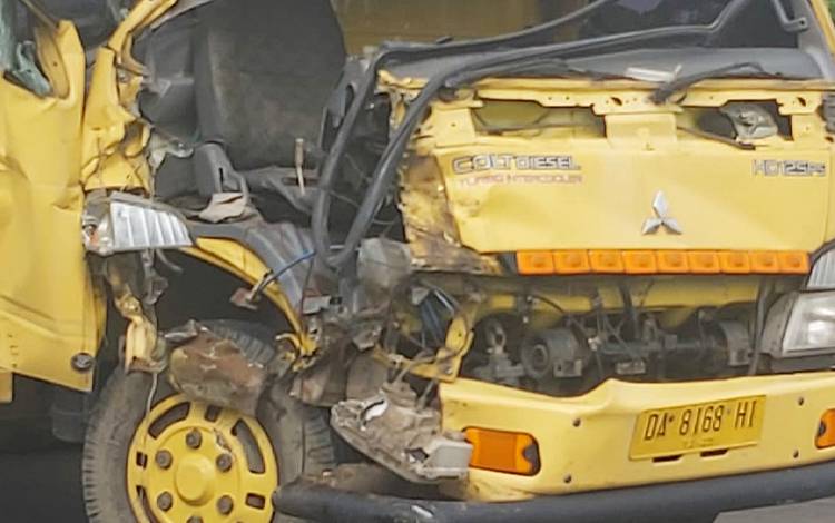 Dua Dum Truck Tabrakan di Bundaran Tugu Gunung Perak