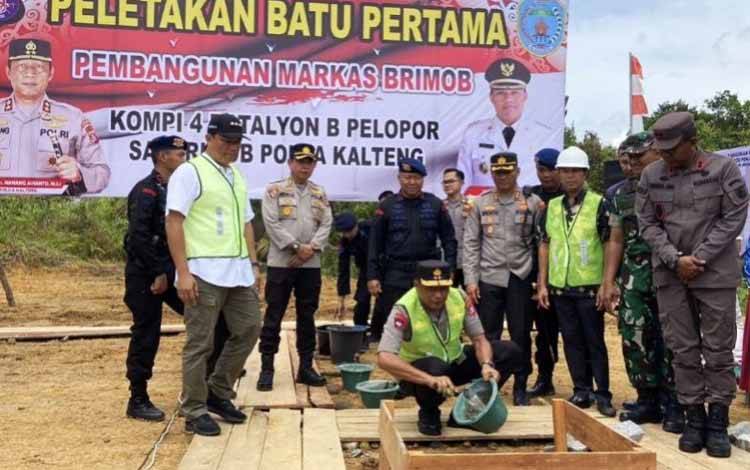 Peletakan batu pertama pembangunan persiapan markas Brimob di Lamandau, Selasa, (29/11). (ANTARA/Dokumentasi Pribadi)