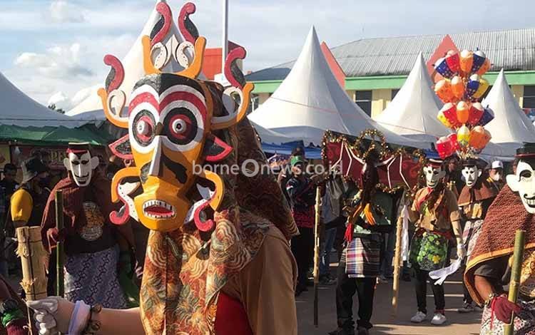 Ratusan Penari Topeng Meriahkan Karnaval Babukung
