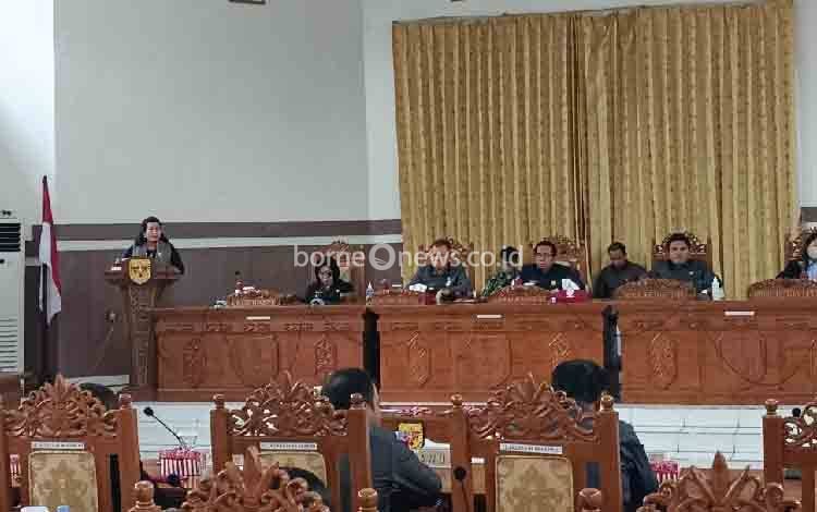 Juru bicara badan anggaran DPRD Gunung Mas Rayaniatie Djangkan saat menyampaikan hasil pembahasan raperda APBD tahun 2023 di rapat paripurna. (FOTO: RISKA YULYANA)