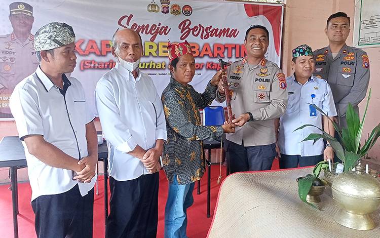 Polres Barito Timur Gelar Acara Semeja Bersama Kapolres di Balai Basarah Hindu Kaharingan