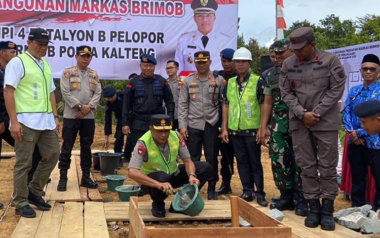 Kapolda Kalteng, Irjen Pol Nanang Avianto meletakkan semen saat acara peletakan batu pertama pembangunan Mako Brimob di Nanga Bulik. (FOTO : HENDI NURFALAH)