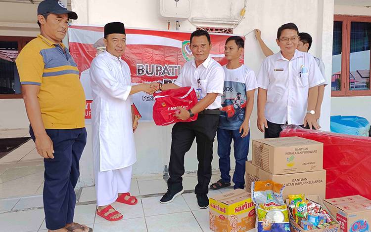 Bupati Seruyan Serahkan Bantuan untuk Warga Terdampak Kebakaran di Desa Tumbang Gugup