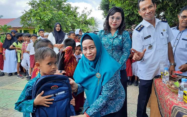 Ketua TP PKK Seruyan Serahkan Bantuan Perlengkapan Sekolah