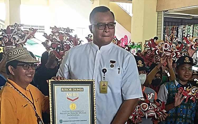 Kreasi Warna Luha Bukung Pecahkan Rekor MURI