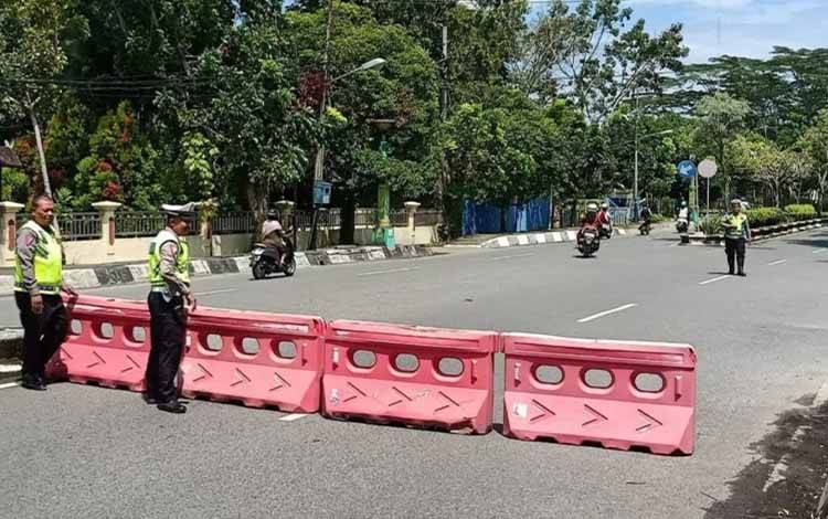Satlantas Polres Kapuas Lakukan Pengaturan Arus Lalu Lintas Selama Aksi Damai di Kantor BPN