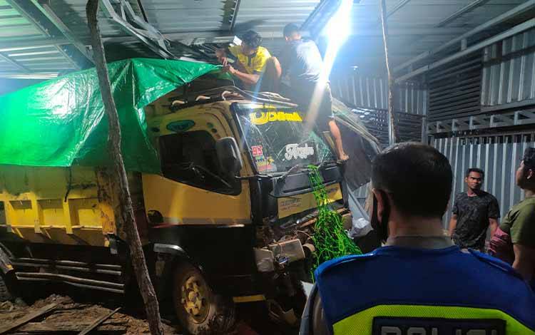 Sebuah Truk Tabrak Kanopi Ruko di Jalan M Hatta Lingkar Selatan