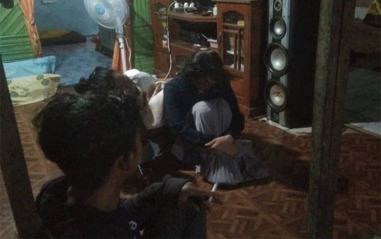 Korban saat berada di rumah lanting yang menyelamatkannya ketika dibujuk Tim Damkar untuk dibawa pulang ke rumah keluarganya.?(Foto : Agus Fataroni M)