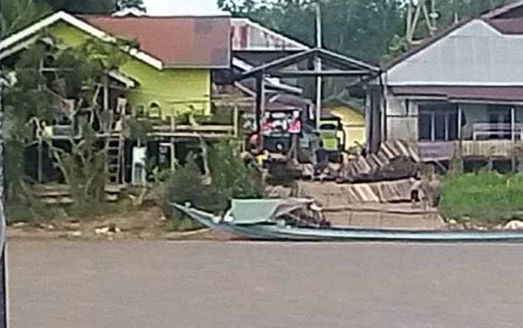 Marak Aktivitas Bongkar Muat Kayu Ulin di Tumbang Samba