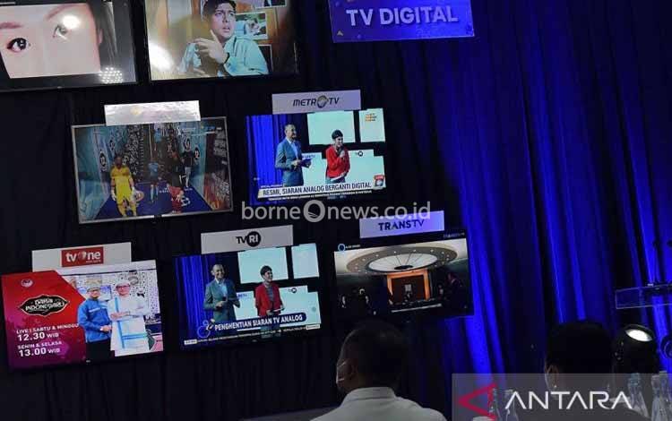 Dua orang tamu mengamati siaran televisi digital saat penghentian siaran televisi analog di Kompleks Kementerian Kominfo di Jakarta, Kamis (3/11/2022) dini hari. Kementerian Kominfo menghentikan siaran televisi analog atau Analog Switch Off (ASO) pada 3 November 2022 pukul 00.00 WIB di Jabodetabek untuk mewujudkan tranformasi digital. ANTARA FOTO/Fakhri Hermansyah/rwa