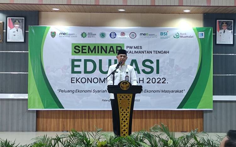 Ketua Umum PW MES Kalteng Fahrizal Fitri saat menyampaikan sambutannya di seminar edukasi ekonomi syariah di Aula Rujab Wali Kota Palangka Raya, Kamis, 1 Desember 2022. (HERMAWAN)