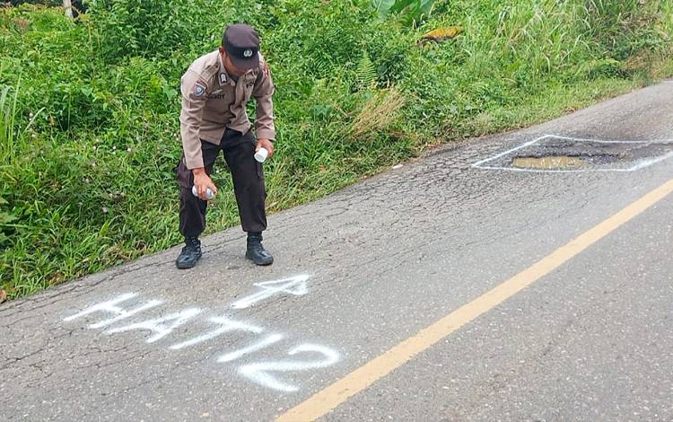 Polsek Dusun Tengah Tandai Jalan Berlubang dengan Cat Semprot