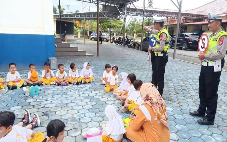 Satlantas Polres Kapuas Kenalkan Rambu Lalu Lintas Sejak Usia Dini kepada Anak TK