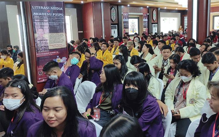 Peserta literasi media dan akademi Pedoman Perilaku Penyiaran (P3) dan Standar Program Siaran (SPS) di Aula Jayang Tingang Kantor Gubernur Kalteng, Kamis, 1 Desember 2022. (FOTO: IST)